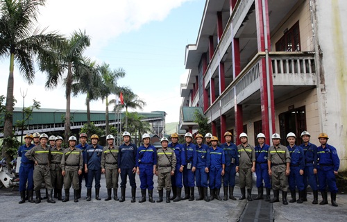 Kịp thời thưởng động viên các tổ đội đào lò vượt mọi điều kiện khó khăn để thực hiện hoàn thành mục tiêu công trình trọng điểm, có ý nghĩa quan trọng trong chiến lược cơ giới hóa các lò chợ của TKV.