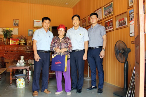 Thăm, tặng quà các gia đình chính sách nhân ngày Thương binh Liệt sĩ 27/7