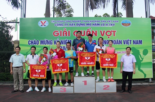 trao-giai-tennis-2.jpg